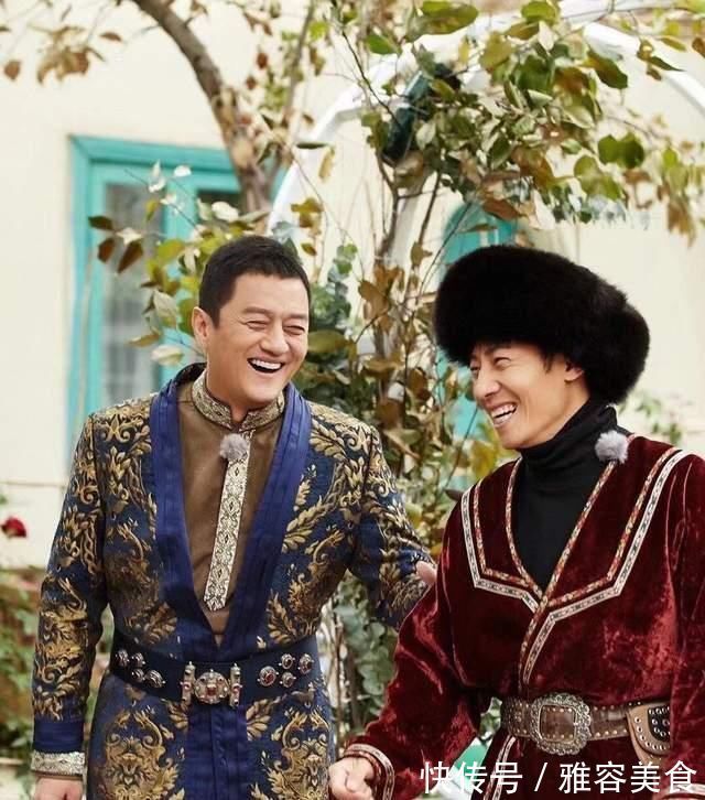 李亞鵬亮相央視綜藝，穿藍(lán)袍與撒貝寧組CP，合唱王菲的歌不尷尬