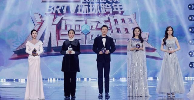 6台跨年名场面：主持人翻车、唱歌跑调，周深邓丽君跨时空同台