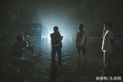 孟庆国|郑州白沙群众被困，救援从白天持续到深夜，救援队队员拿着手电筒，在积水区一遍遍