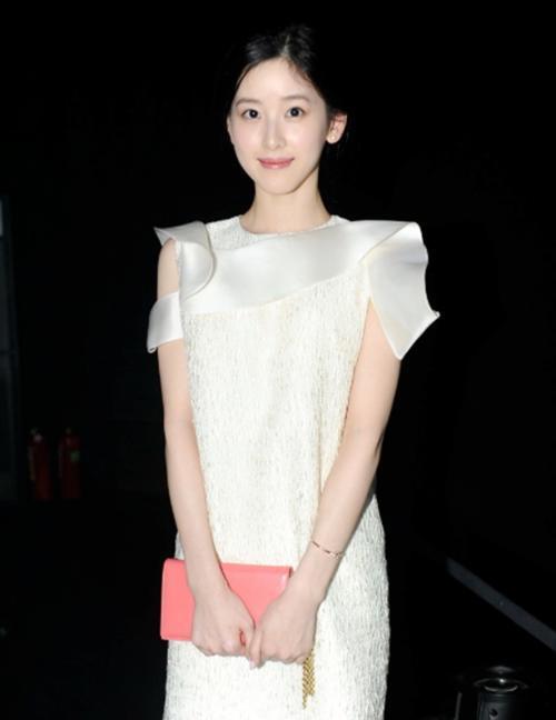 性感|章泽天穿小白裙美到耀眼,都当妈妈了,打扮甜美还是那个奶茶妹妹