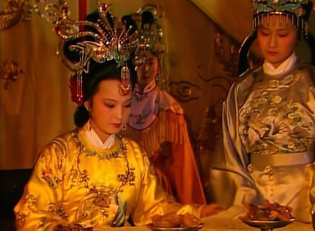 作弊|贾宝玉作诗犯难,宝钗、黛玉帮忙作弊,都是才女,但品性相差悬殊