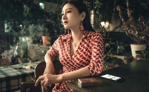 红色|红色长裙也能穿出时尚,小姐姐潇洒穿搭,秀出自己随性而至的态度