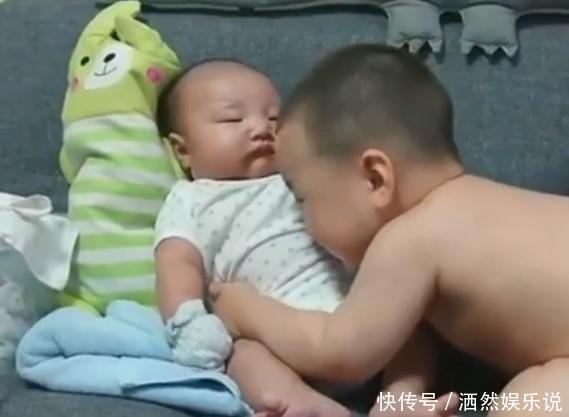 哥哥|2岁哥哥想抱弟弟却抱不动，接下来做的事把妈妈萌化了，好可爱