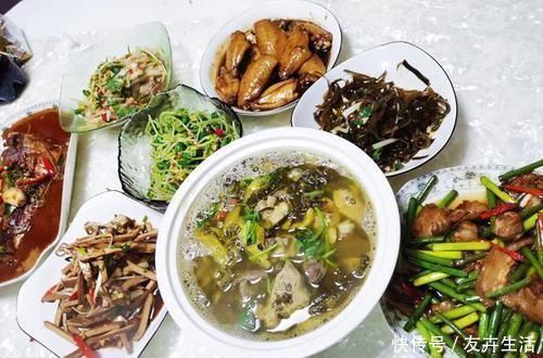 去朋友家吃饭,他媳妇随意做了8道菜,走时心想:下次不能再来了