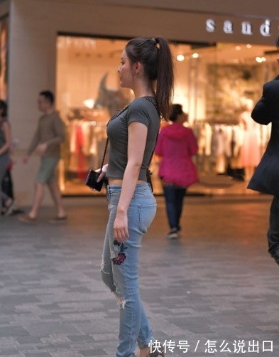 刺绣牛仔裤$深灰色短袖搭配刺绣牛仔裤,设计精巧,大气端庄