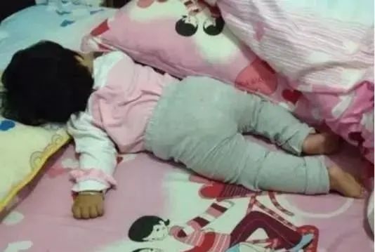 淘气|宝宝睡觉总爱“滚来滚去”，并非跟家长对着干，而是有“苦”难言