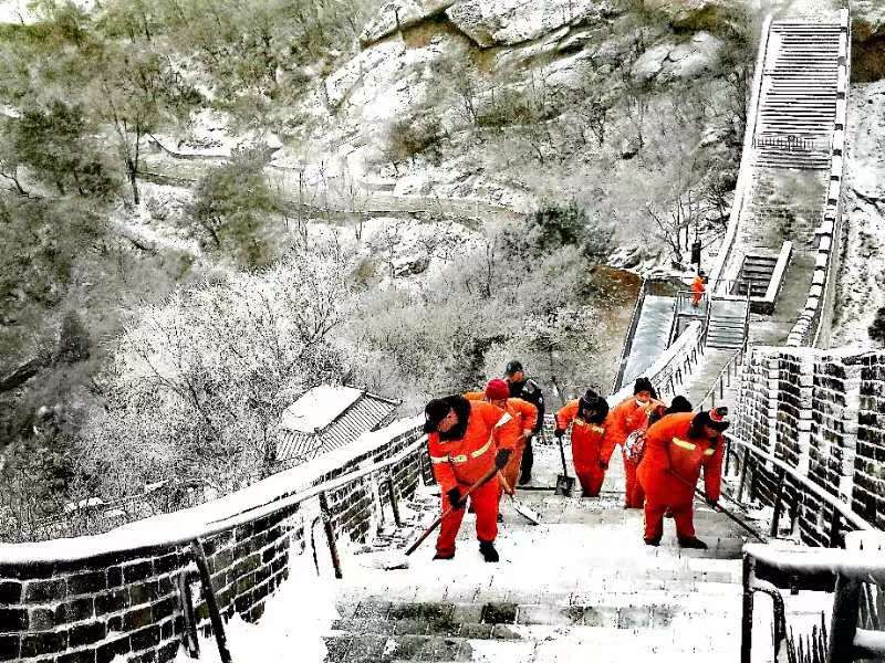 八达岭长城|八达岭长城银装素裹 人工除雪队成靓丽风景