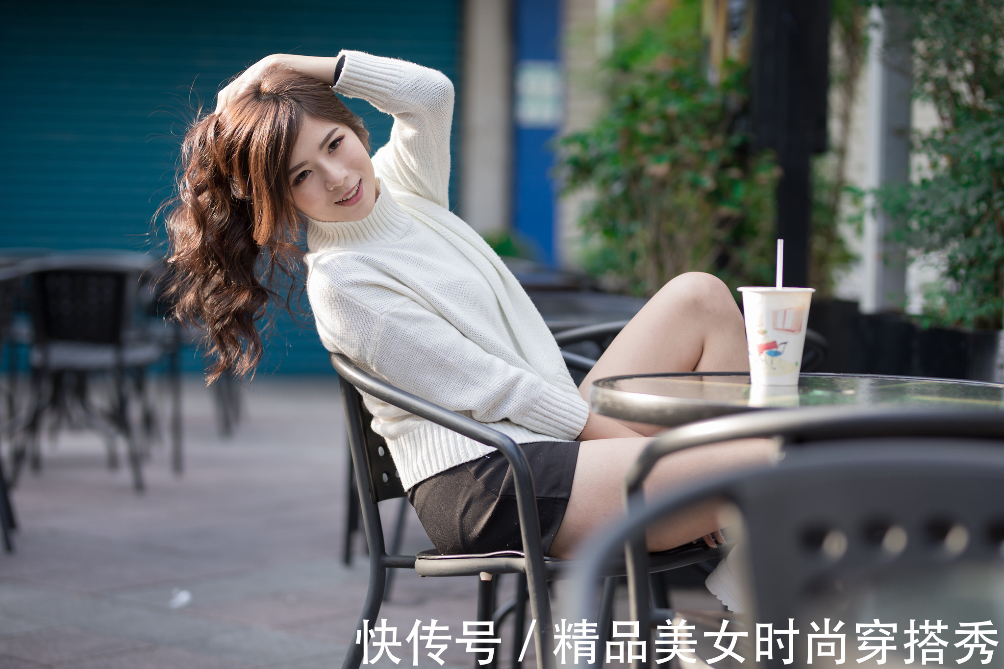 搭配|纯白色宽松毛衣，搭配一条半身裙，再配上松糕鞋，穿出不一样的美