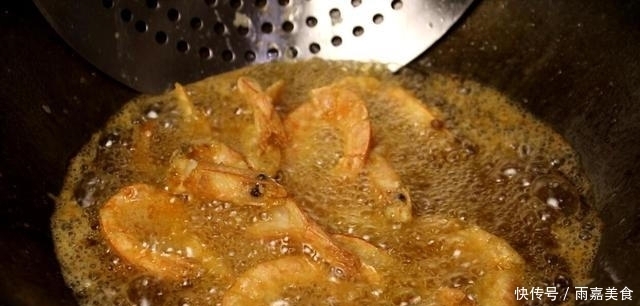 大虾|炸大虾,有人用面粉有人直接炸?都不对!教你正确做法,酥脆解馋