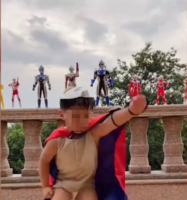 空地上|爷爷将2000个奥特曼摆满自家别墅,萌娃:相信光就不会累