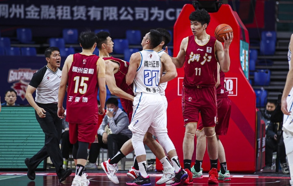浙江男篮|CBA赛场5人冲突!三人吃技术犯规,裁判反应获球迷称赞