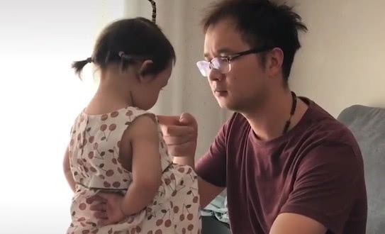 教训|“假正经奶爸”教训女儿火了,打败你的不是天真,是“憋不住”!