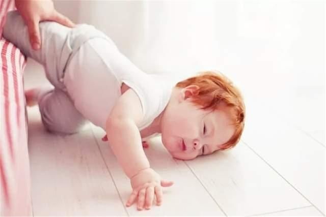 宝宝掉下床，聪明的家长第一时间不是抱起，而是把握＂黄金十秒＂