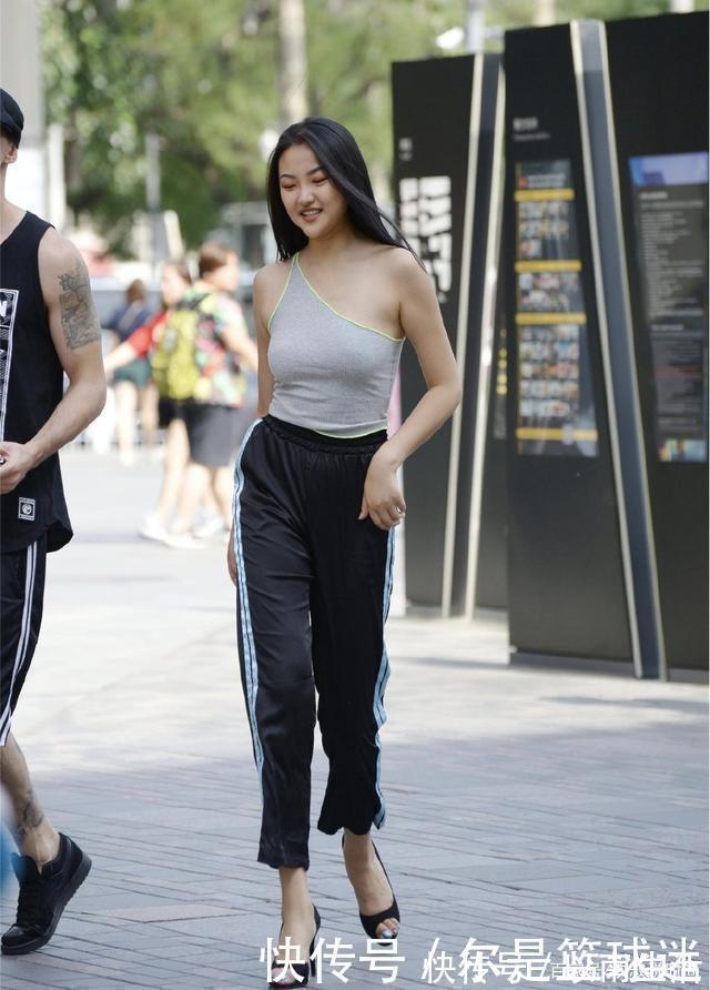 搭配|灰色上衣搭配黑色长裤，设计感十足，凸显独特美感