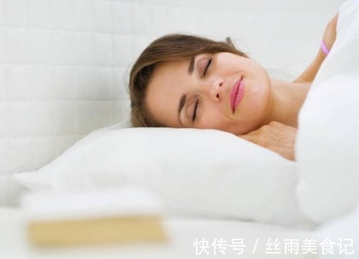 生活习惯|睡前常做3个小动作，远离失眠、多梦，睡的香！试一下吧