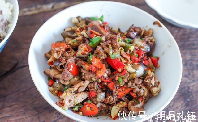 这道菜|侄女过生日，妈妈早上4点就起床，做了两大桌农家菜，吃嗨了