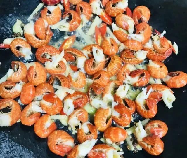 麻辣小龙虾紧实饱满,麻辣鲜香,超过瘾