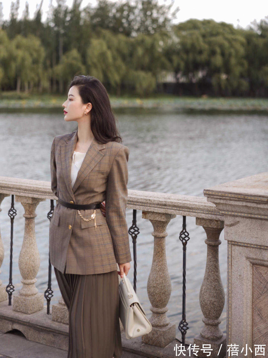 高跟鞋 开春不会穿?选择这4条半身裙就够了,简约高级还时髦,照穿就行