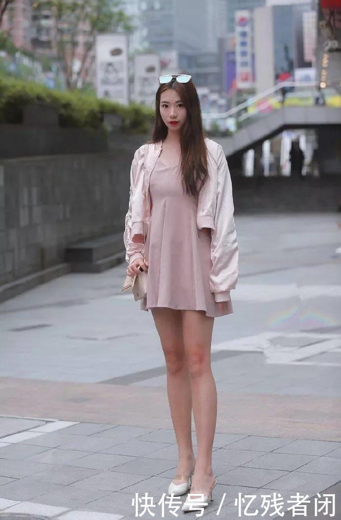 小姐姐粉色连衣裙搭配一双尖头的高跟鞋,从而拉高了腿部的线条
