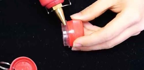 把两个塑料瓶盖粘在一起，挂在裤子上，全家人都要抢着用，太棒了