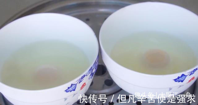 水煮荷包蛋时，为何总是散开有白沫教你2招，荷包蛋滑嫩不粘锅