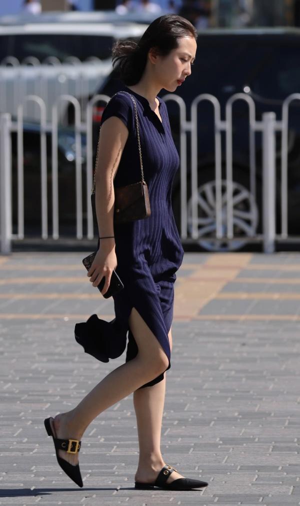 街拍:着装休闲的女孩,高挑的身材会有人羡慕吗?