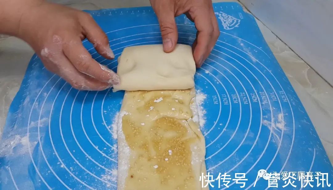 保鲜膜|在家自制烙饼做法,掌握佩服技巧,全家老少都爱吃,真的太好吃了