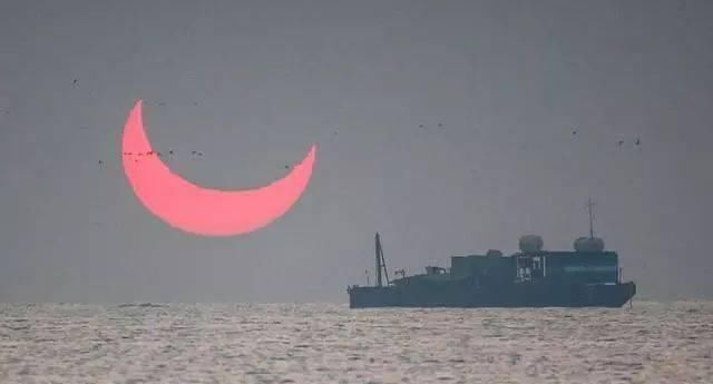 海市蜃楼 月球和太阳同时升起，波斯湾出现神奇罕见海市蜃楼——恶魔之角