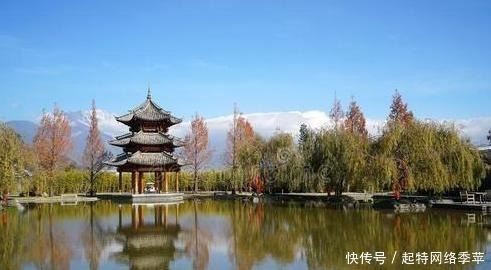 长亭外,古道边,芳草碧连天,这句歌词虽然不是诗词,但比诗词美
