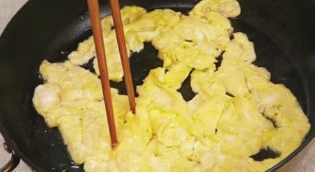 滑嫩|鸡蛋和它一起炒,鲜香滑嫩,营养翻倍,孩子吃了补脑又补钙