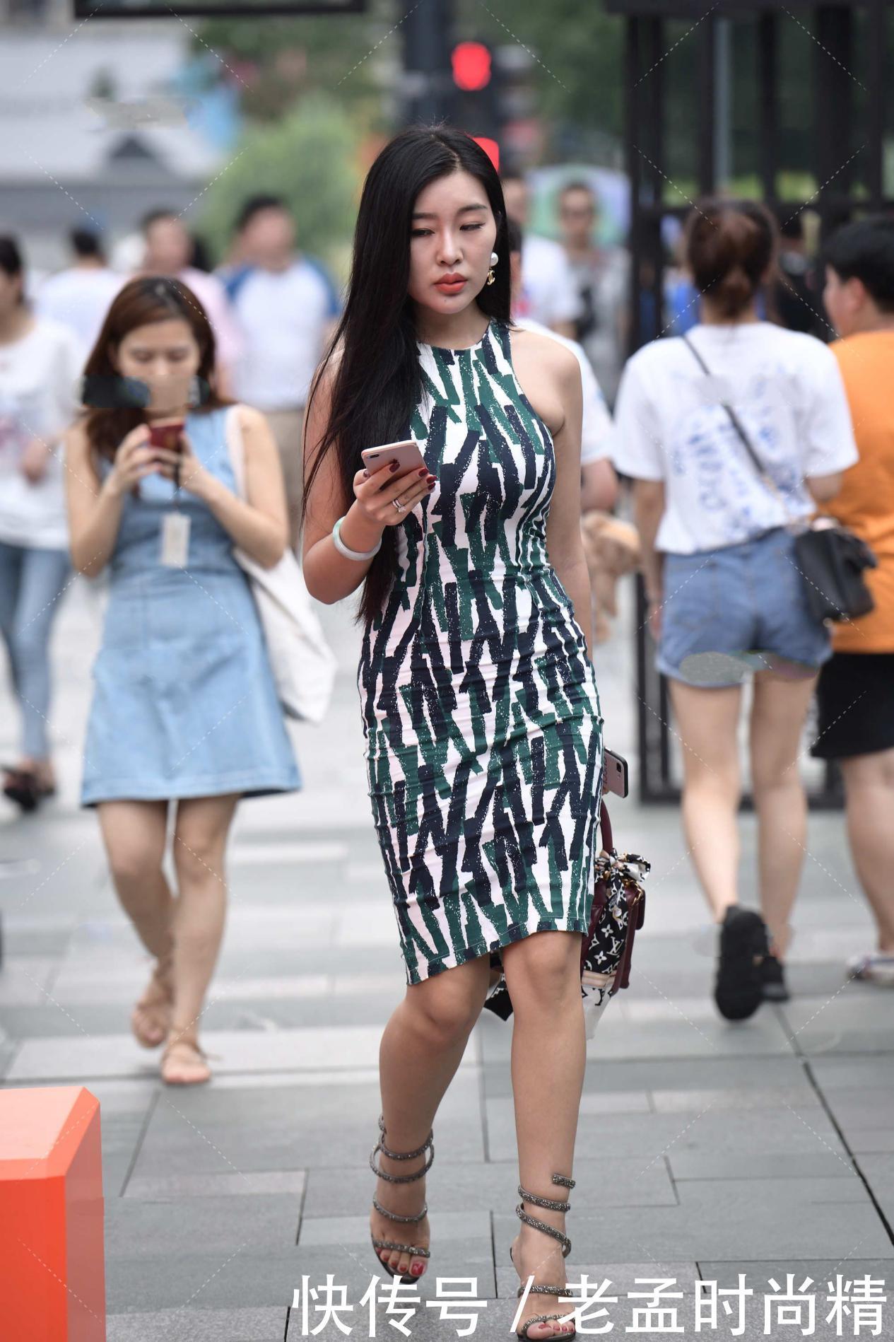 街拍：无袖时尚设计连衣裙, 丰富配色, 显时尚感