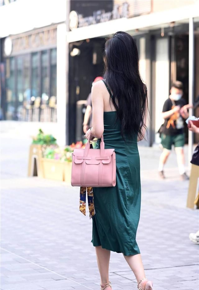 铆钉|尖头细跟铆钉凉鞋，身材和服装不同，呈现出不同的时尚味道