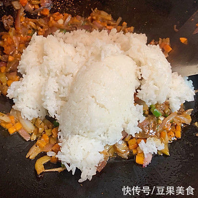 黑椒牛肉蛋包饭|自制黑椒牛肉蛋包饭（简单美味家常菜），再也不用买了