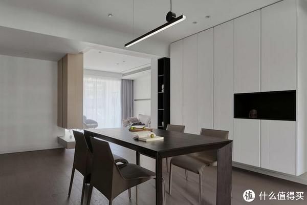 背景墙|南京夫妻129㎡的家，坚持全屋打满柜子，效果不是一般的大气实用