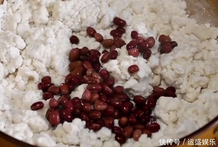 天冷多吃红豆,健胃生津,增强抵抗力,做成糯米糕,家人抢着吃