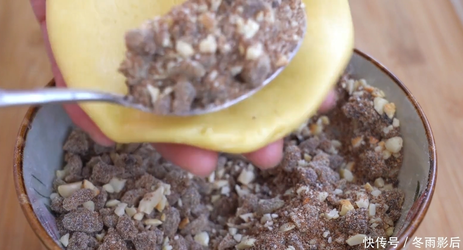 用红薯和花生米做一个大号面包,不用烤箱,蓬松宣软又拉丝,解馋