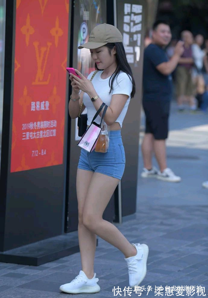 小白鞋 白色小圆领T恤,搭配浅蓝色牛仔短裤,微胖小姐姐也能穿出好身材