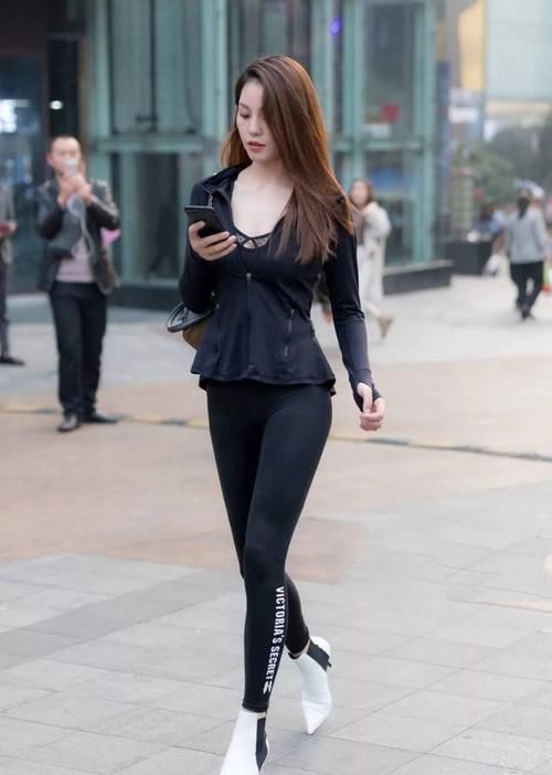 瑜伽裤|眼睛印花帽衫瑜伽裤 ，穿黑色裙子尽显时尚，性感身材太吸睛