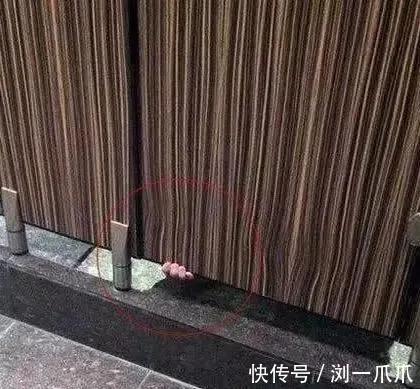 |搞笑GIF:本来是想喝水了,结果用力过大,我想他此刻已经崩溃了!