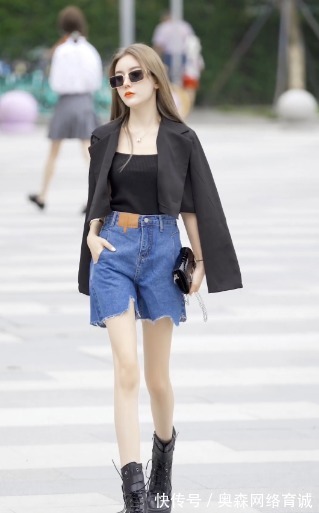 小西服|酷女孩的夏日穿搭,黑色背心搭配牛仔裤,宛若一个国际超模
