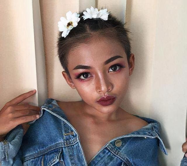 网红梦|小学生化妆火了,模仿妈妈上眼影,看到“成品”后被惊艳到