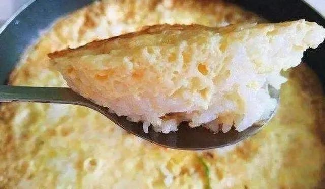 蒸米饭时打上一层鸡蛋,老爸觉得太浪费,吃了几口后根本停不下来
