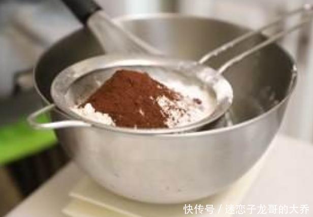 巧克力|顶级大厨制作“巧克力花”,浇下奶茶的瞬间,才是震撼的开始!