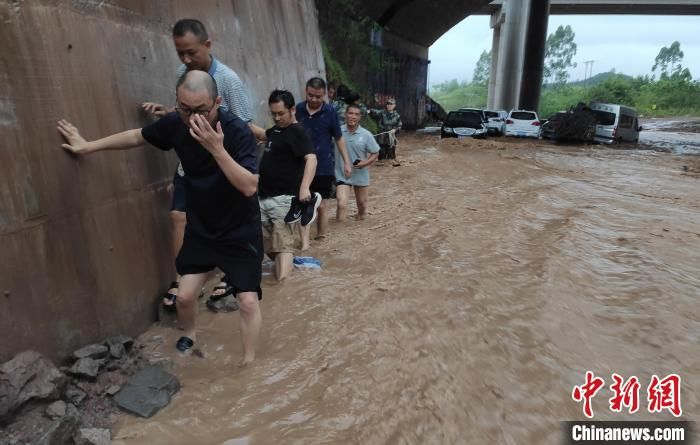 救援|暴雨致车辆被淹市民被困 重庆消防员搭人墙营救