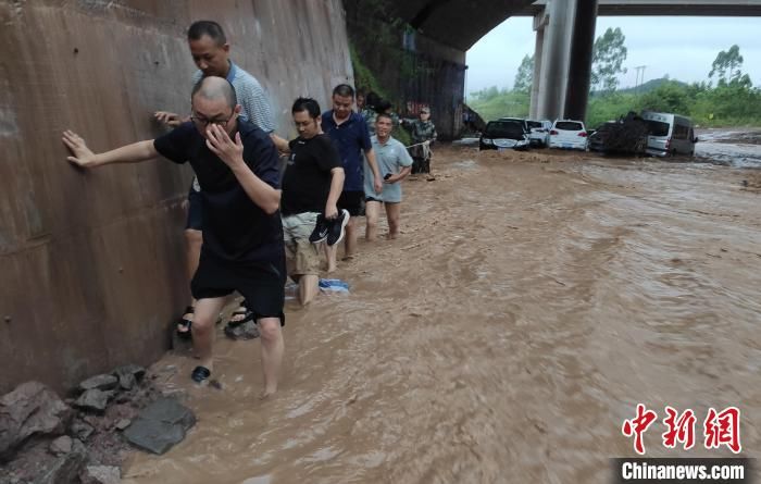 消防|暴雨致车辆被淹市民被困 重庆消防员搭人墙营救