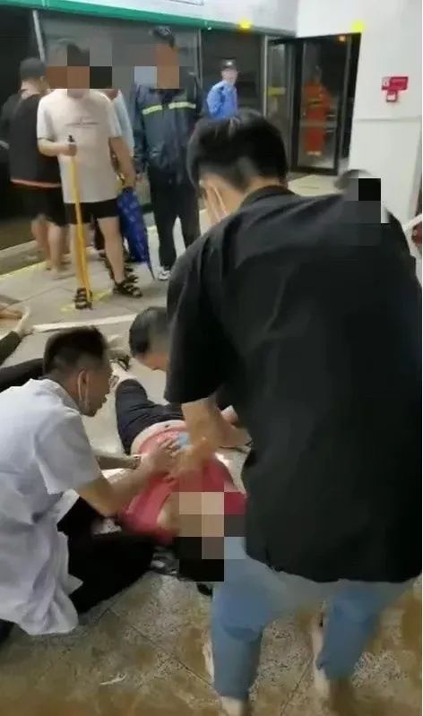 郑州人民医院|暴雨夜，地铁里跪地救人6小时的他，结婚了！
