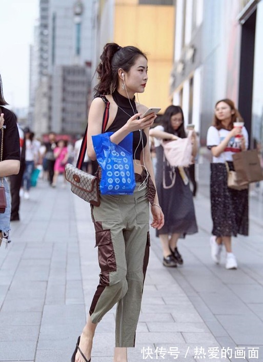 工装裤|嫌穿鞋太“捂脚”,纸板子绑两根皮筋,还不如“赤脚”