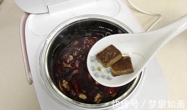 睡眠质量|5种红色食材熬成粥，营养滋补，很适合秋天喝的一道甜粥