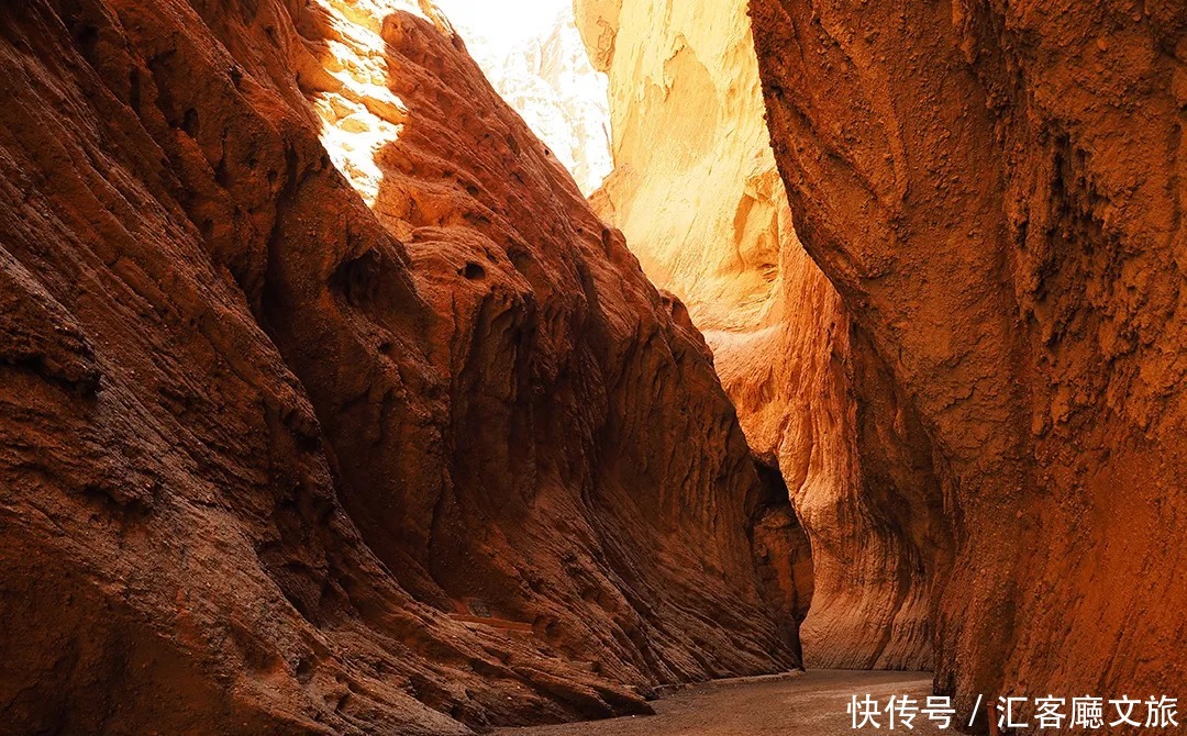 横跨崇山峻岭，穿越深山峡谷，独库公路“纵贯天山的景观大道”