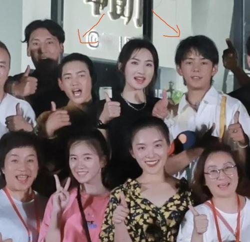 面對鏡頭|丁真與弟弟合照曝光！弟弟受邀出演《中餐廳5》，顏值引網友熱議？